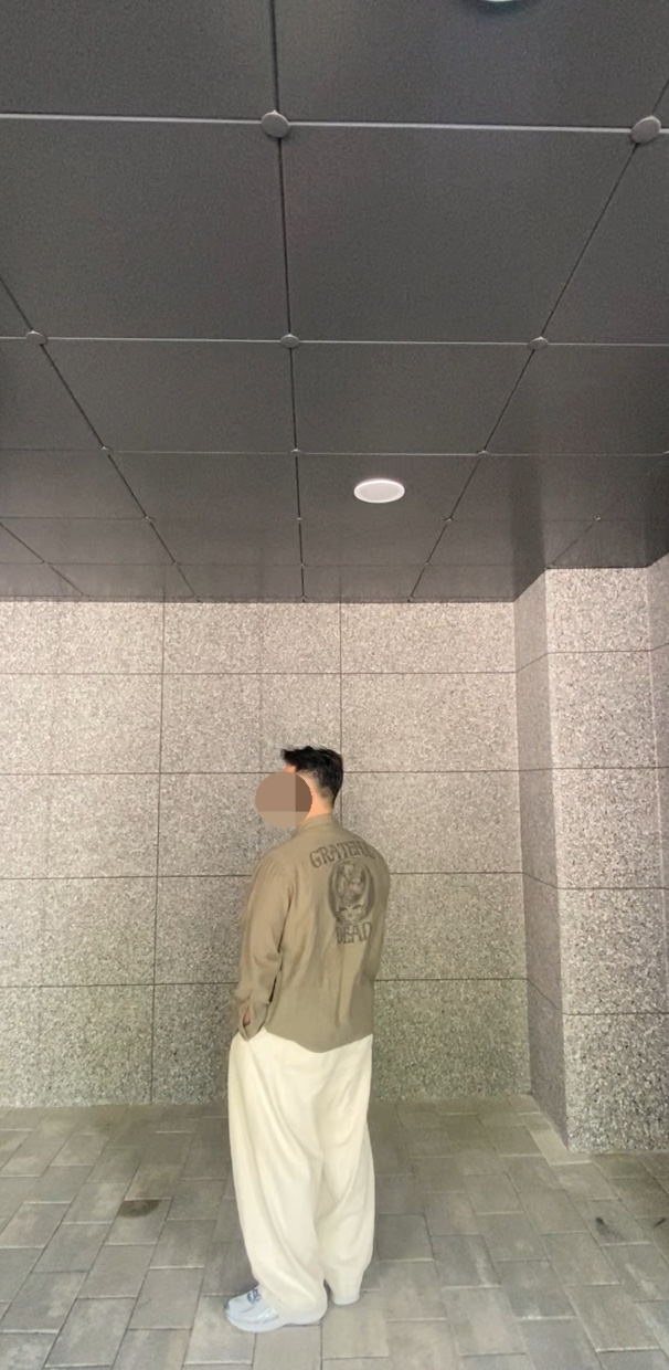 데일리룩(2024. 5. 19.)OG-107 셔츠 자켓 워크웨어자켓, 폴로 기본 반팔 티셔츠, 무신사스탠다드 무신사 데님 와이드 벌룬 팬츠 크림, 아식스 조그 100 실버
