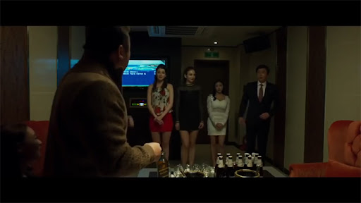 영화 범죄도시 중 한 장면
마석도가 황사장의 룸살롱에서 아가씨들과 마주하고 있다.