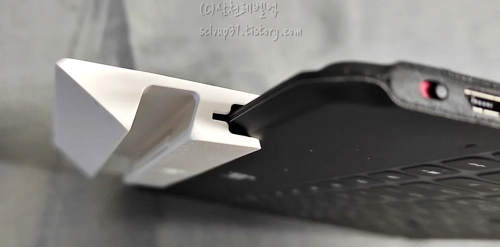 키보드에 결합된 거치대