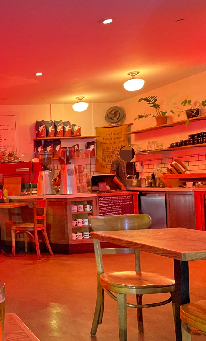 Cassell&amp;#39;s Hambergers 내부의 모습이다. 커피 머신이 있고 저녁이라 노란 조명이 켜져 있다.