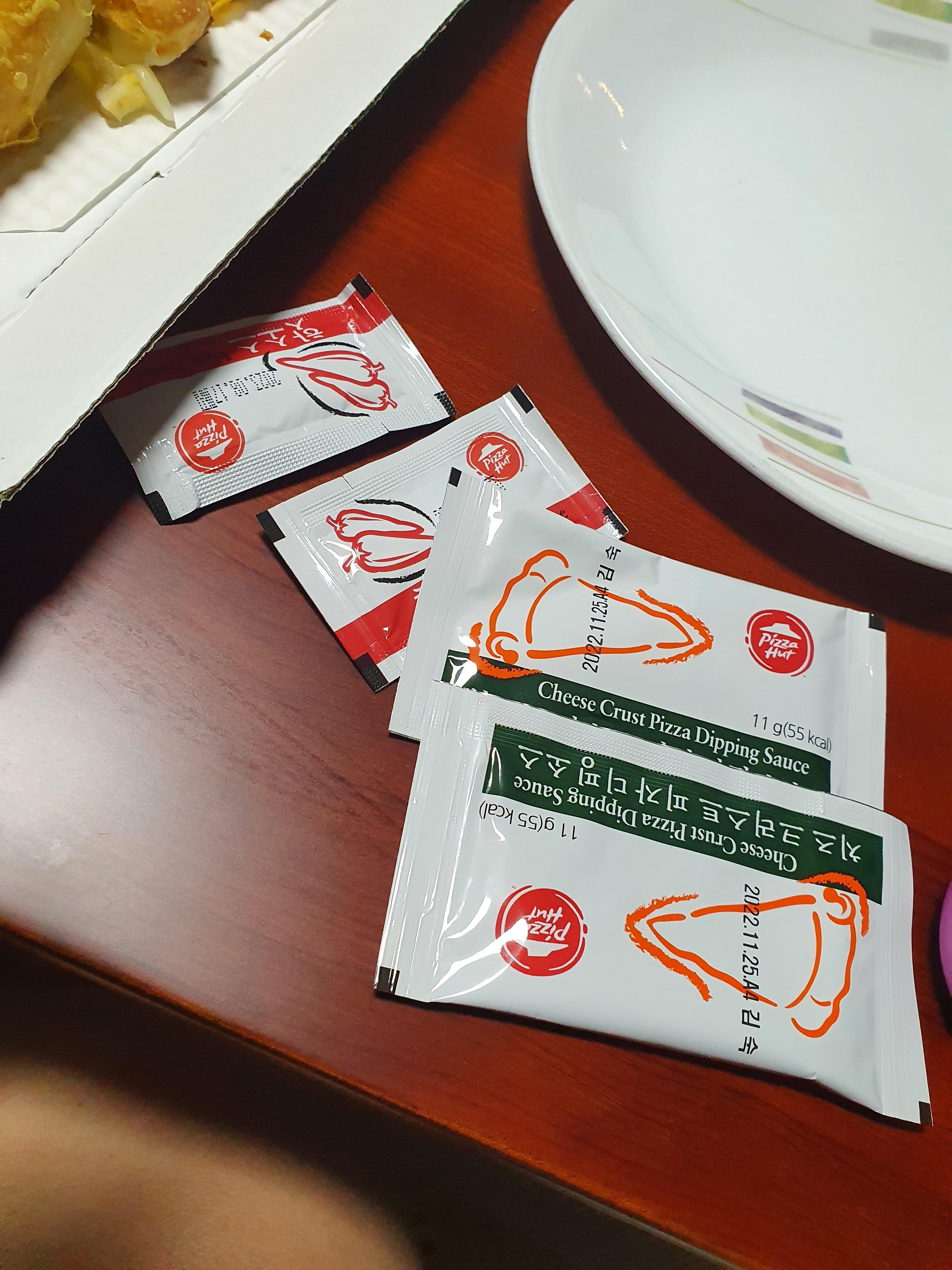 공짜로 주는 피자헛 핫소스2개와 치즈 디핑소스2개
