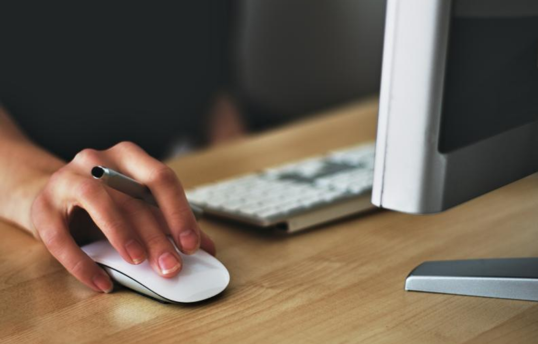 컴퓨터로 무언가 신청하는 사람.