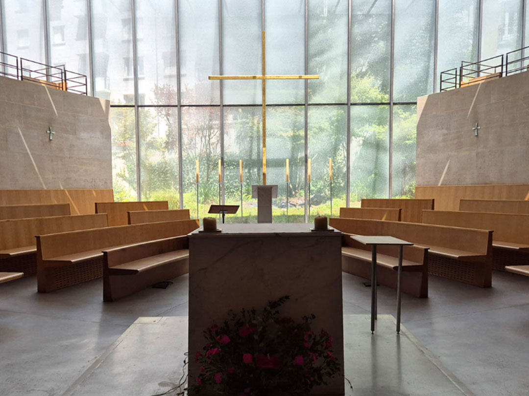 몰리토르 성당 십자가, 유리창 앞 빛의 흐름 속에 단순하게 서 있는 파리 성당의 십자가