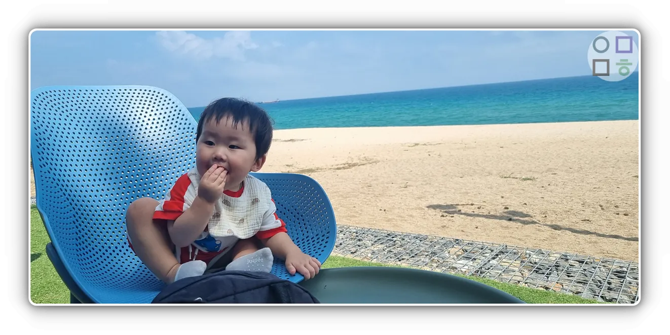 해변-앞에-테이블에서-과일을-먹는-아기