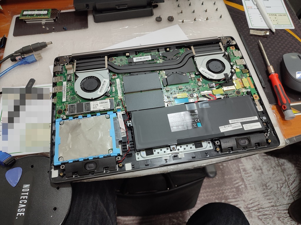 15UD780-P.AX70K 분해 후 내부 모습