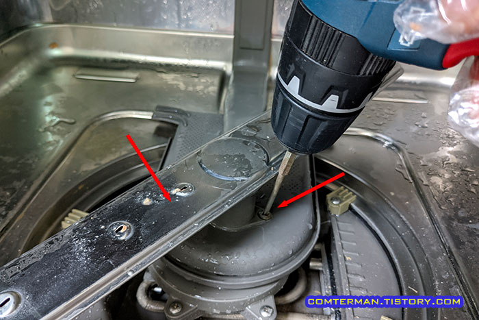 LG D1222WF 식기세척기 하단 노즐 커버 분리