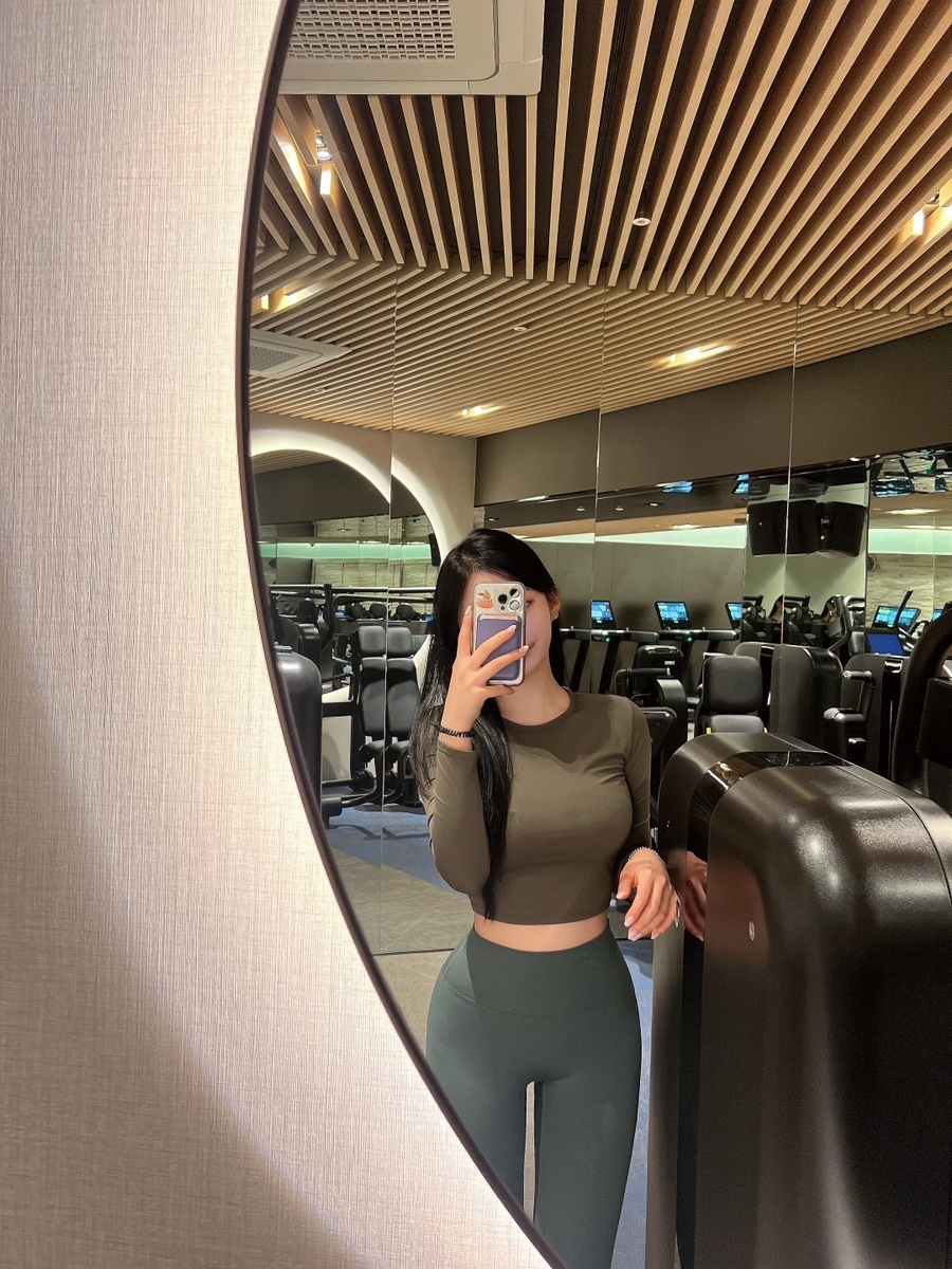 헬스장 거울에서 찍은 내 사진
