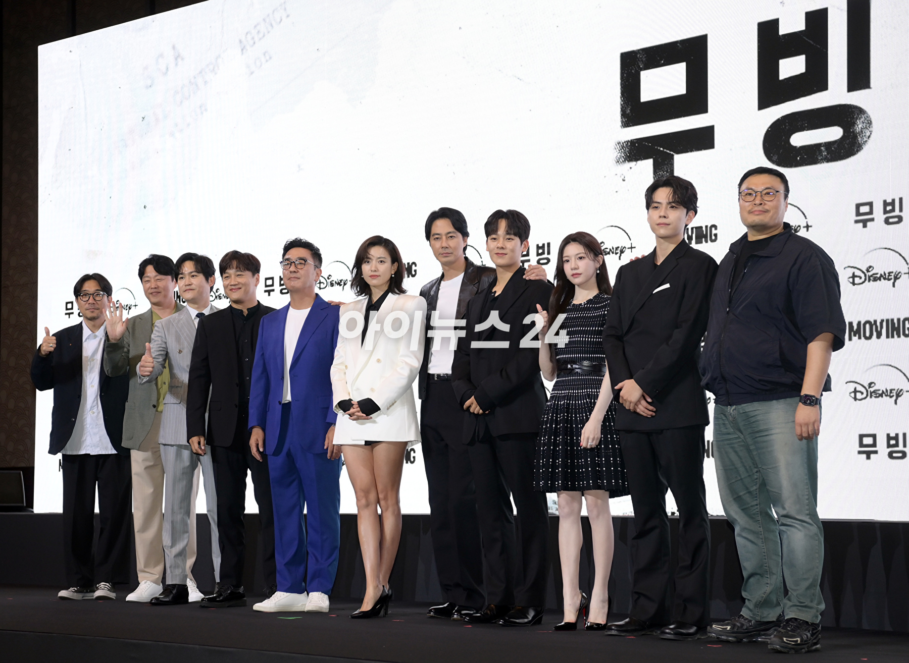 왼쪽부터)박인제 감독-배우 김희원-김성균-차태현-류승룡-한효주-조인성-이정하-고윤정-김도훈-강풀 작가가 3일 오후 서울 강남구 그랜드 인터컨티넨탈 서울 파르나스에서 진행된 디즈니+ 새 오리지널 시리즈 &#39;무빙&#39; 제작발표회에 참석하고 있다. [사진=정소희 기자]