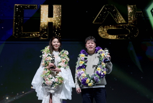 대상을 차지한 김가영과 강동궁 선수 사진