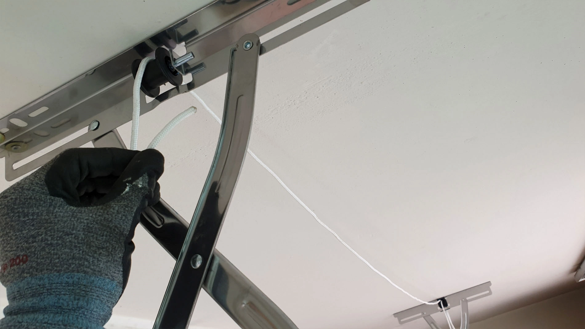 건조대 줄 끼우는 모습