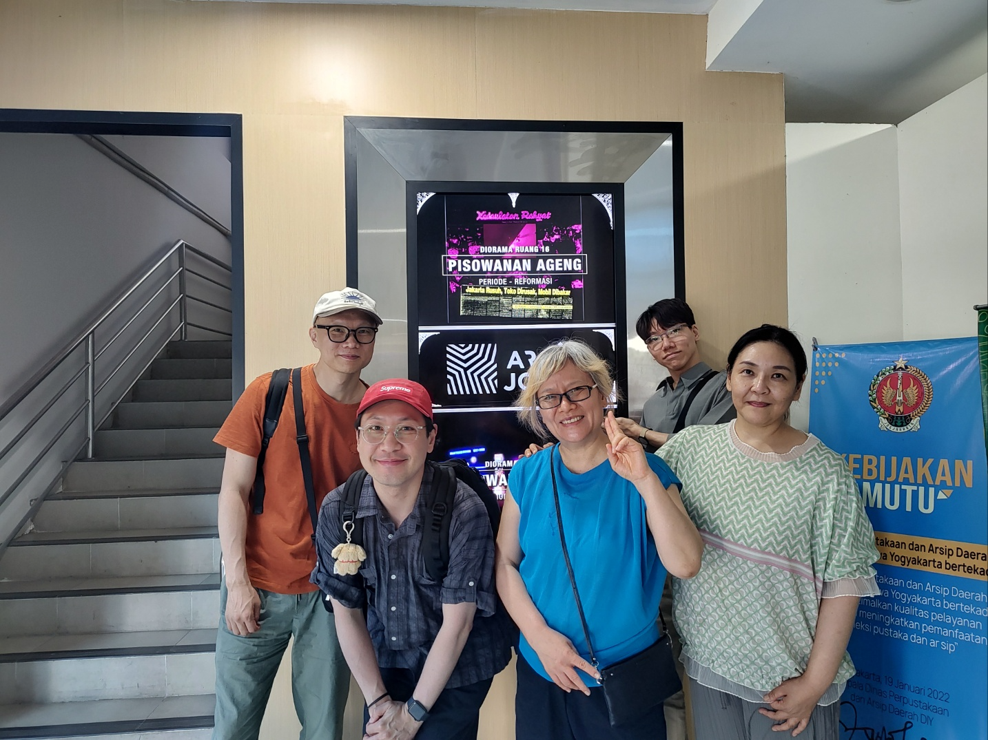 사진 설명: ARISP jogja 관람을 마친 후 함께 촬영한 사진