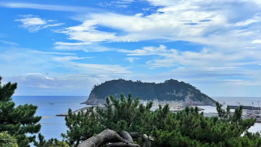 정방폭포 산책로에서 바라본 풍경 사진 입니다.