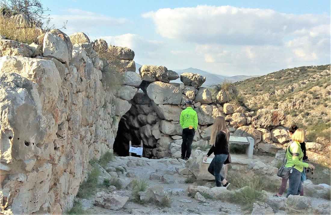 미케네 유적지의 돌로 쌓아 올린 지하 통로 입구