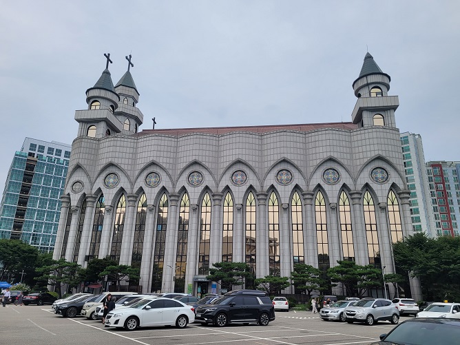 수원 정자동 주교좌성당