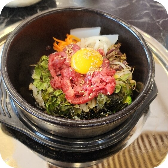 생고기 위에 올라간 계란노른자