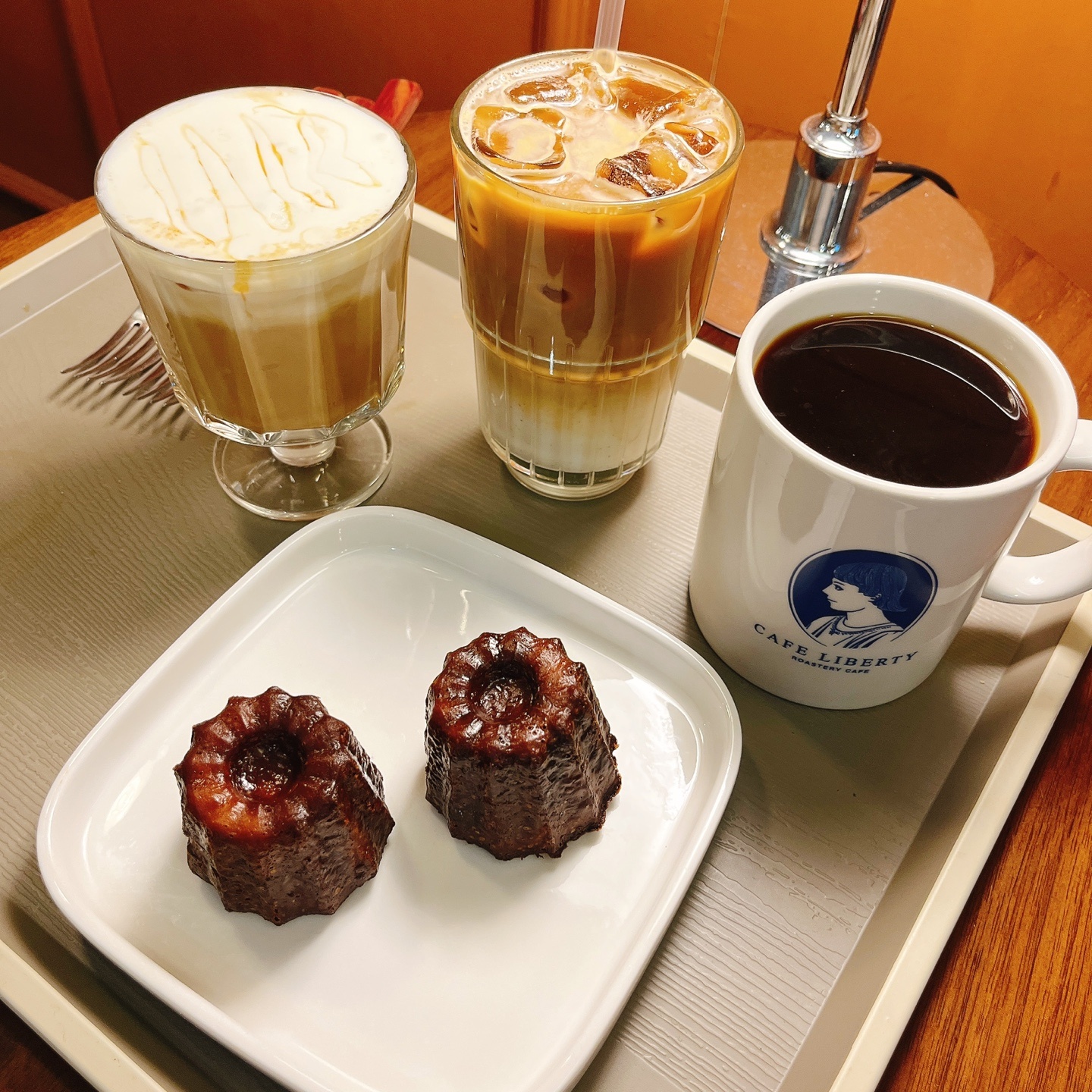 주문한 음료들과 까눌레