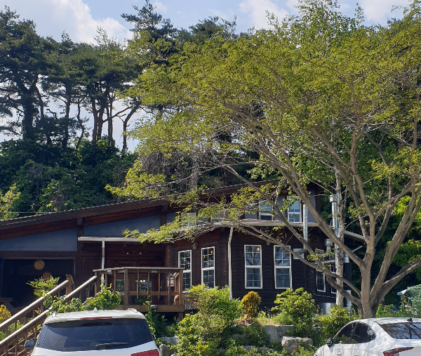 강릉 로스터리 카페 '크레마 코스타'에서 즐기는 스페셜티 커피_카페 전경