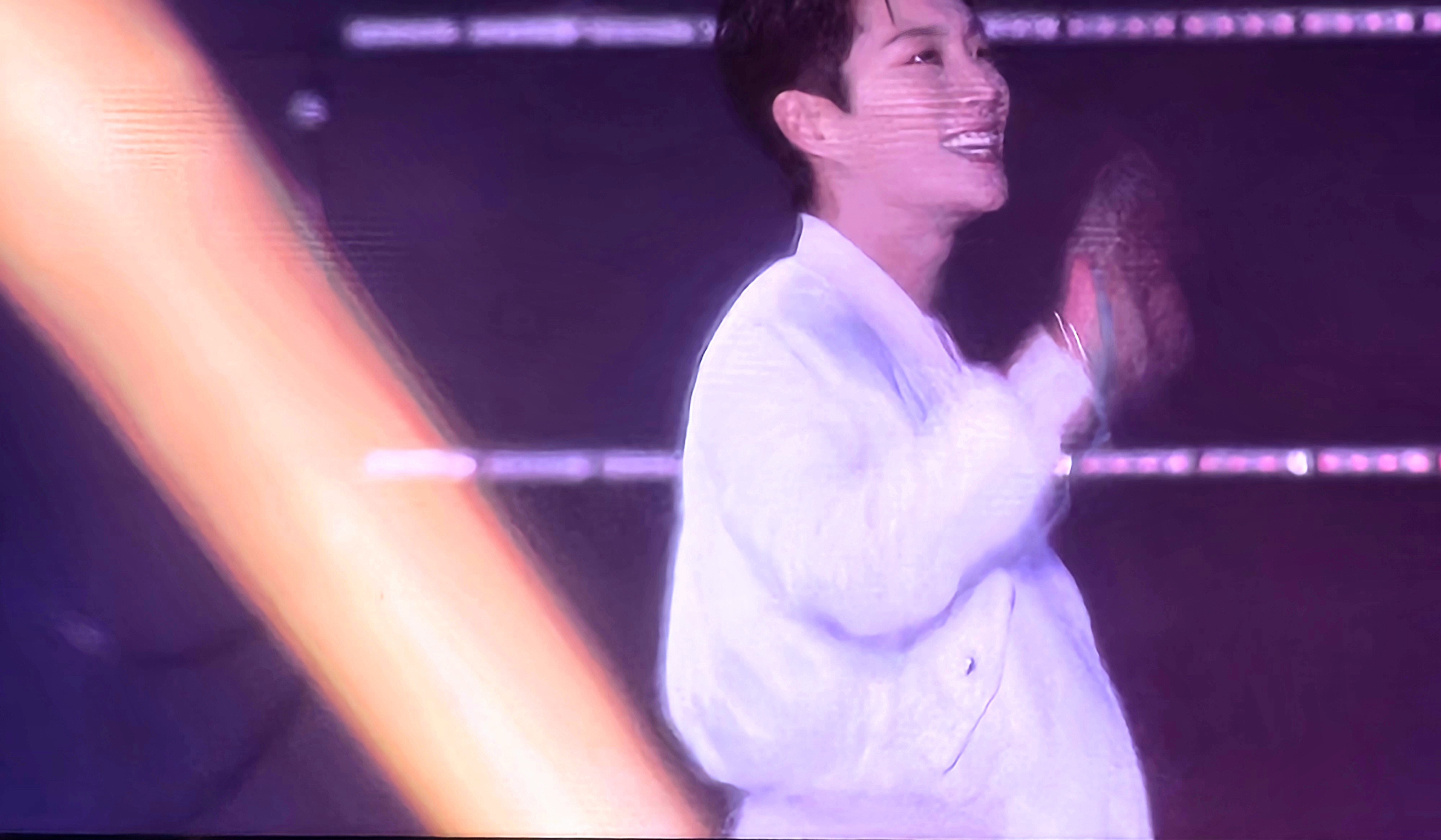 팬석을 향해 인사하는 윤두준님 