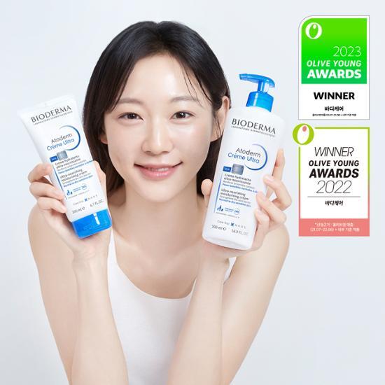 바디로션 두개를 들고있는 모델