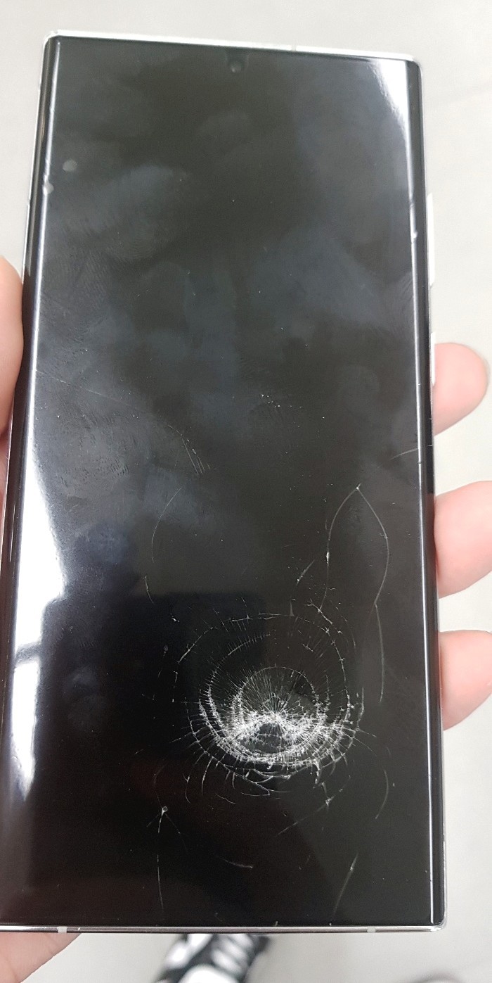 액정이 깨진 갤럭시s22울트라 모델