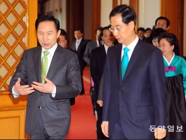 이명박 전 대통령과 한덕수 걸어가면서 얘기하는 모습