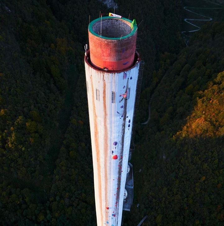 굴뚝등반을 하고 있는 얀야의 모습