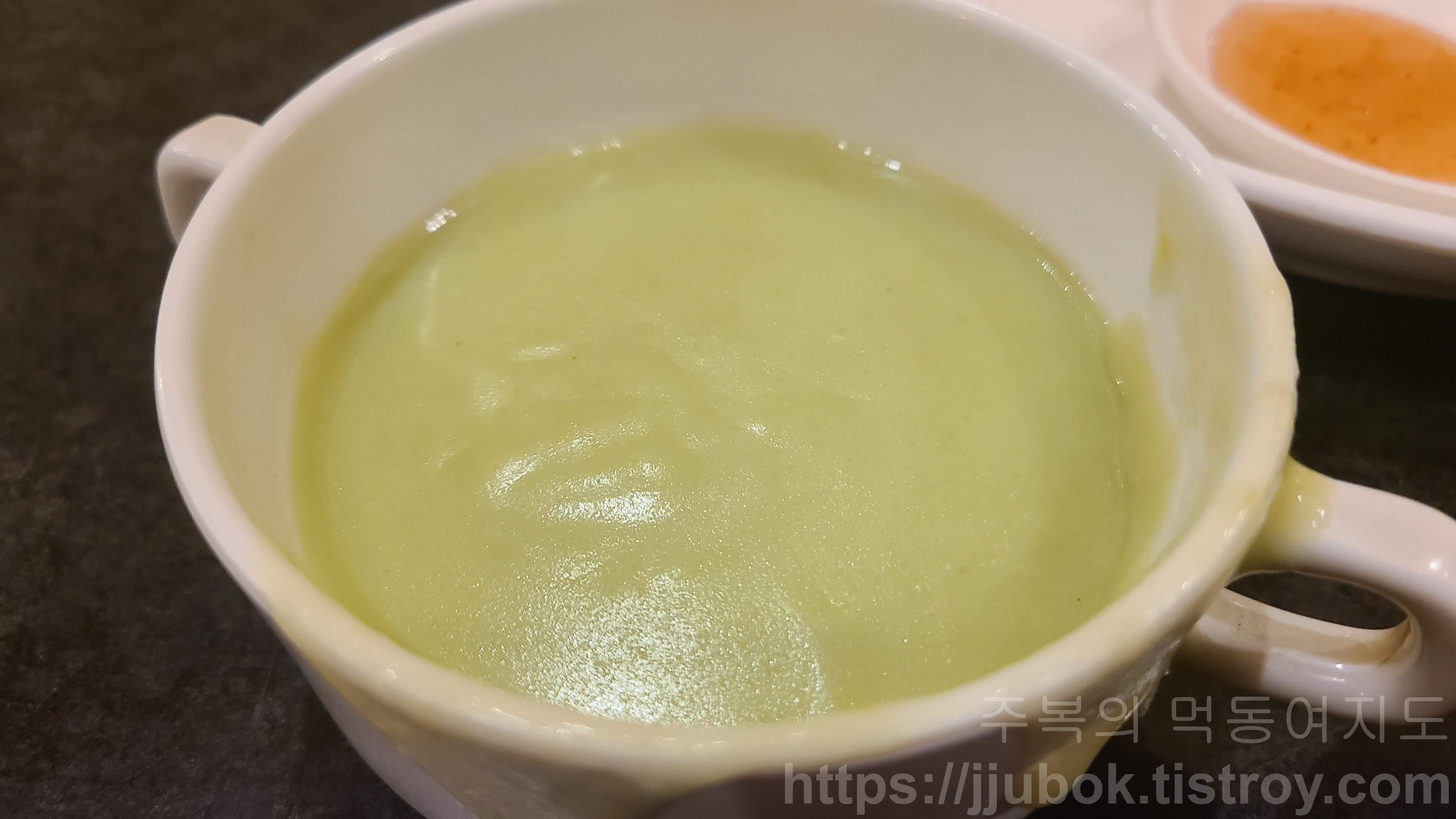 잉글랜드-왕돈까스-밑반찬-스프