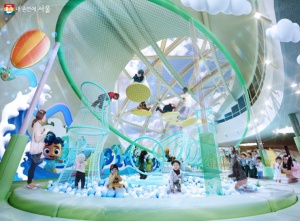 서울형 키즈카페에서 놀고 있는 아이들 사진