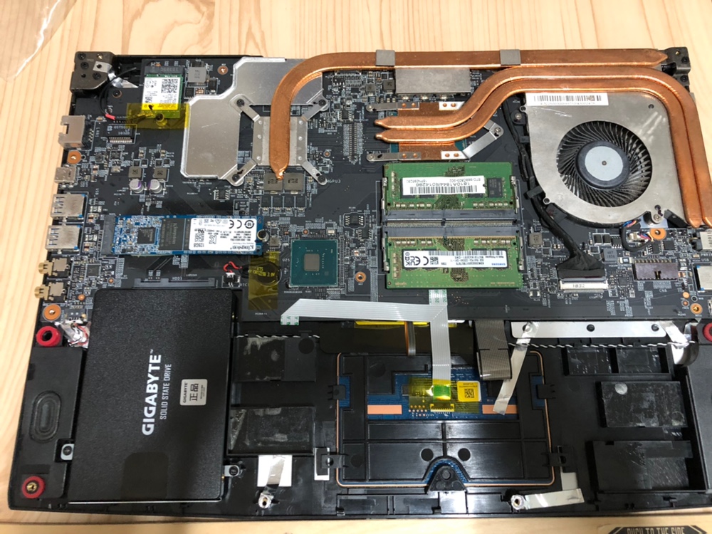 집에서 MSI 게이밍 노트북에 RAM과 SSD 추가하기