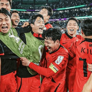 승리가 확정된 후 동료들과 세레모니하는 손흥민