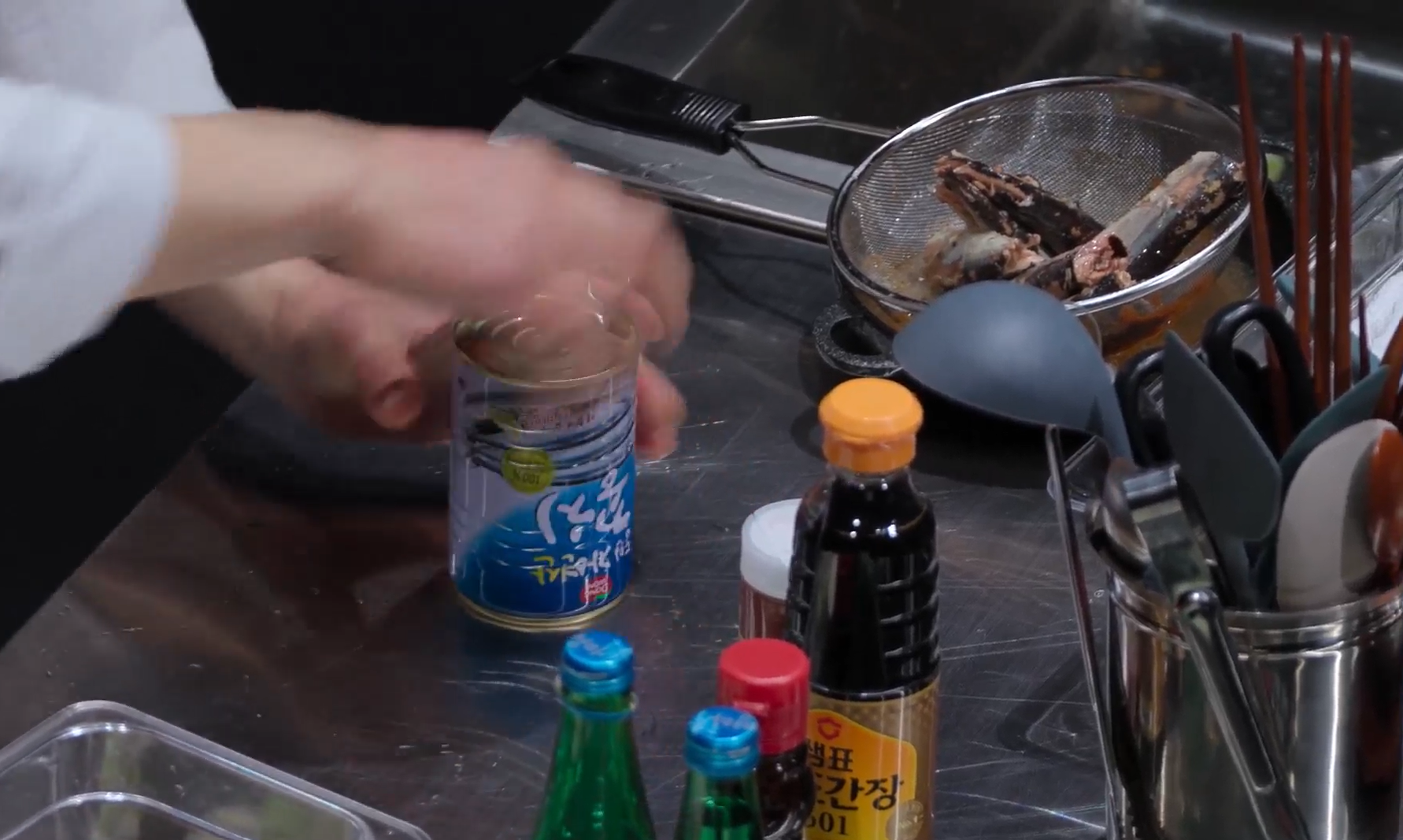 꽁치-통조림을-따서-꽁치를-건져낸다