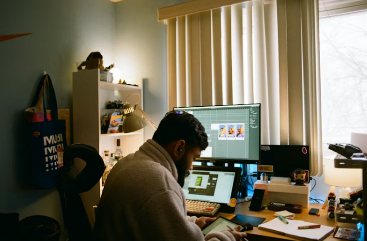 디지털 작업 공간에서 태블릿을 사용하는 사람의 모습.