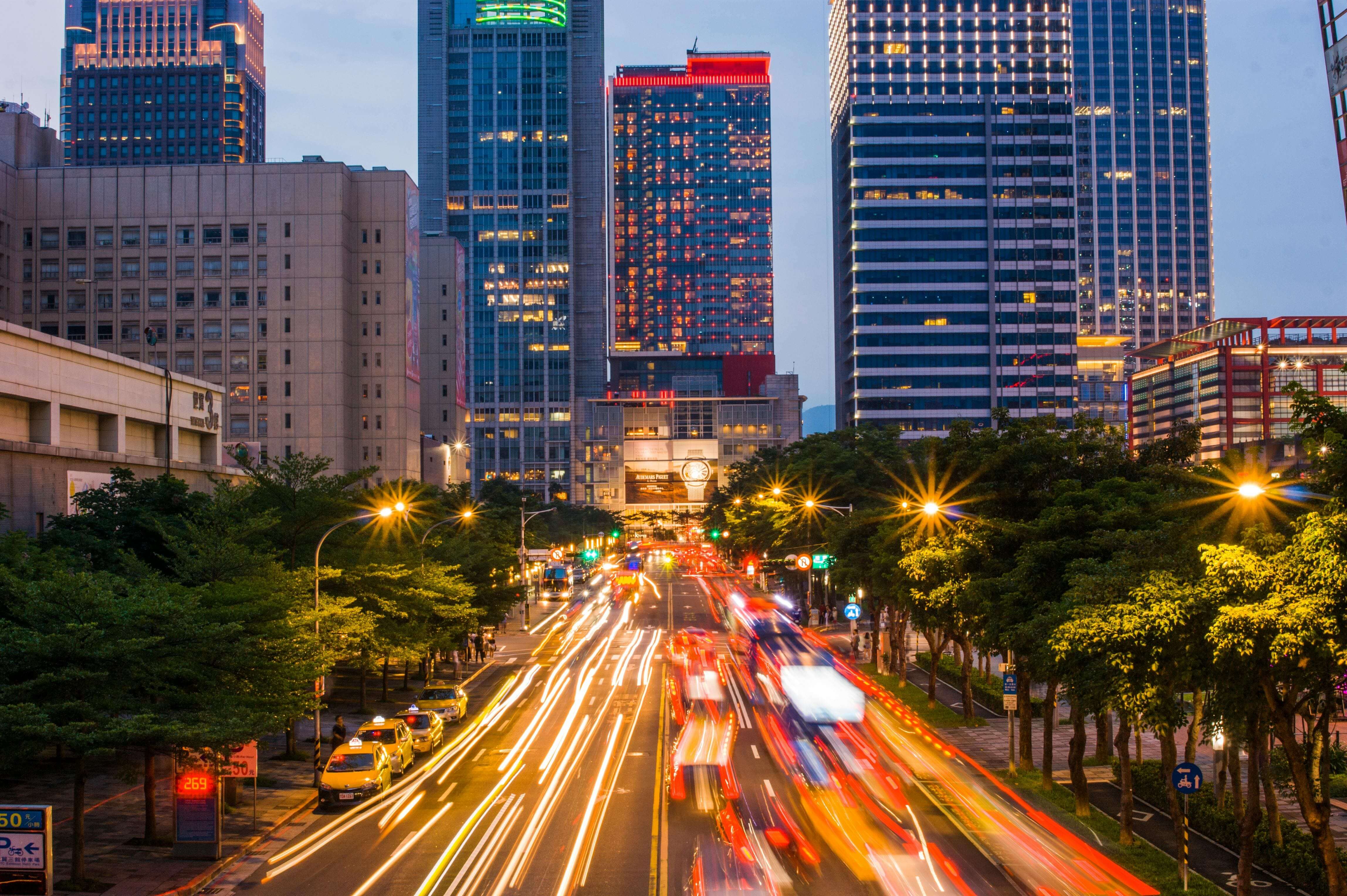 정부의 경제 개입: 자유시장 vs 계획경제 비교