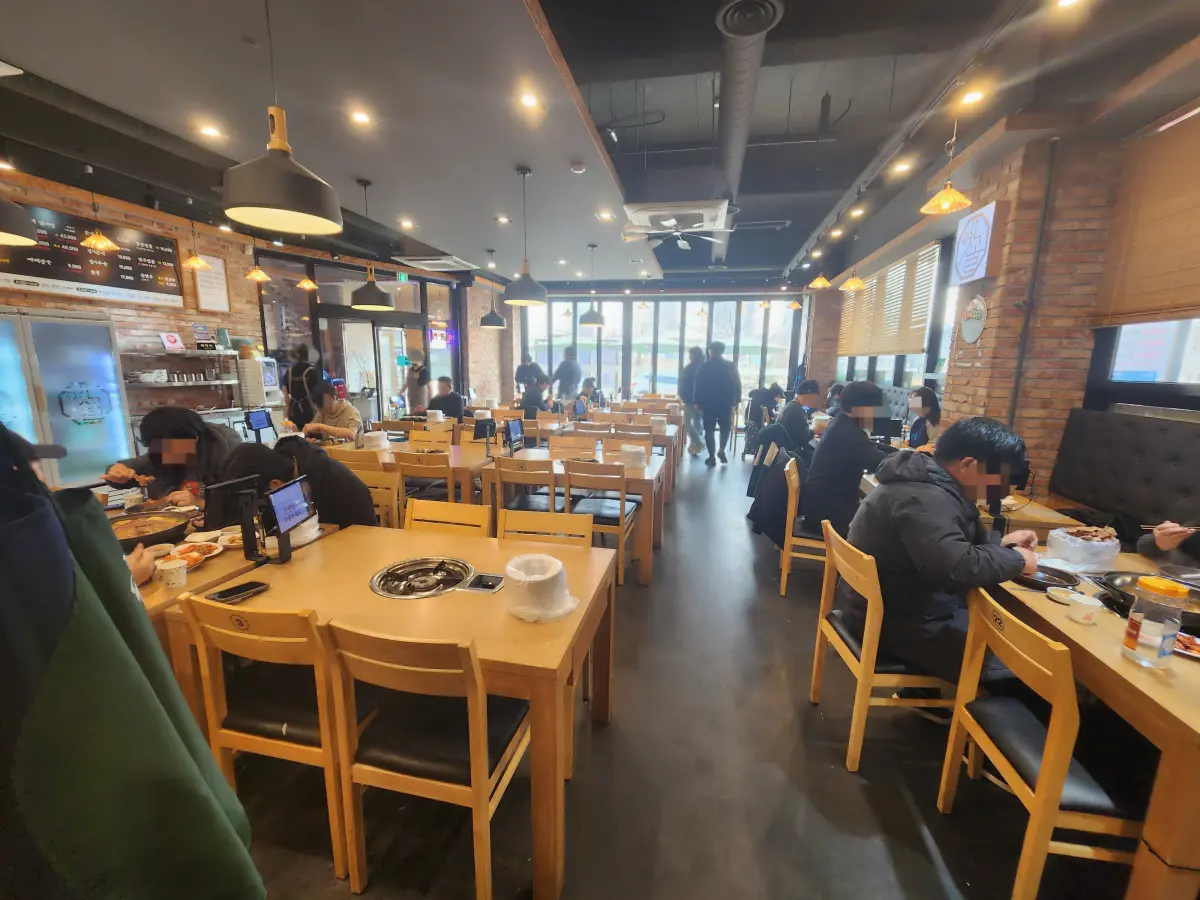 일산-맛집-옛골산더미감자탕-홀테이블-일반석