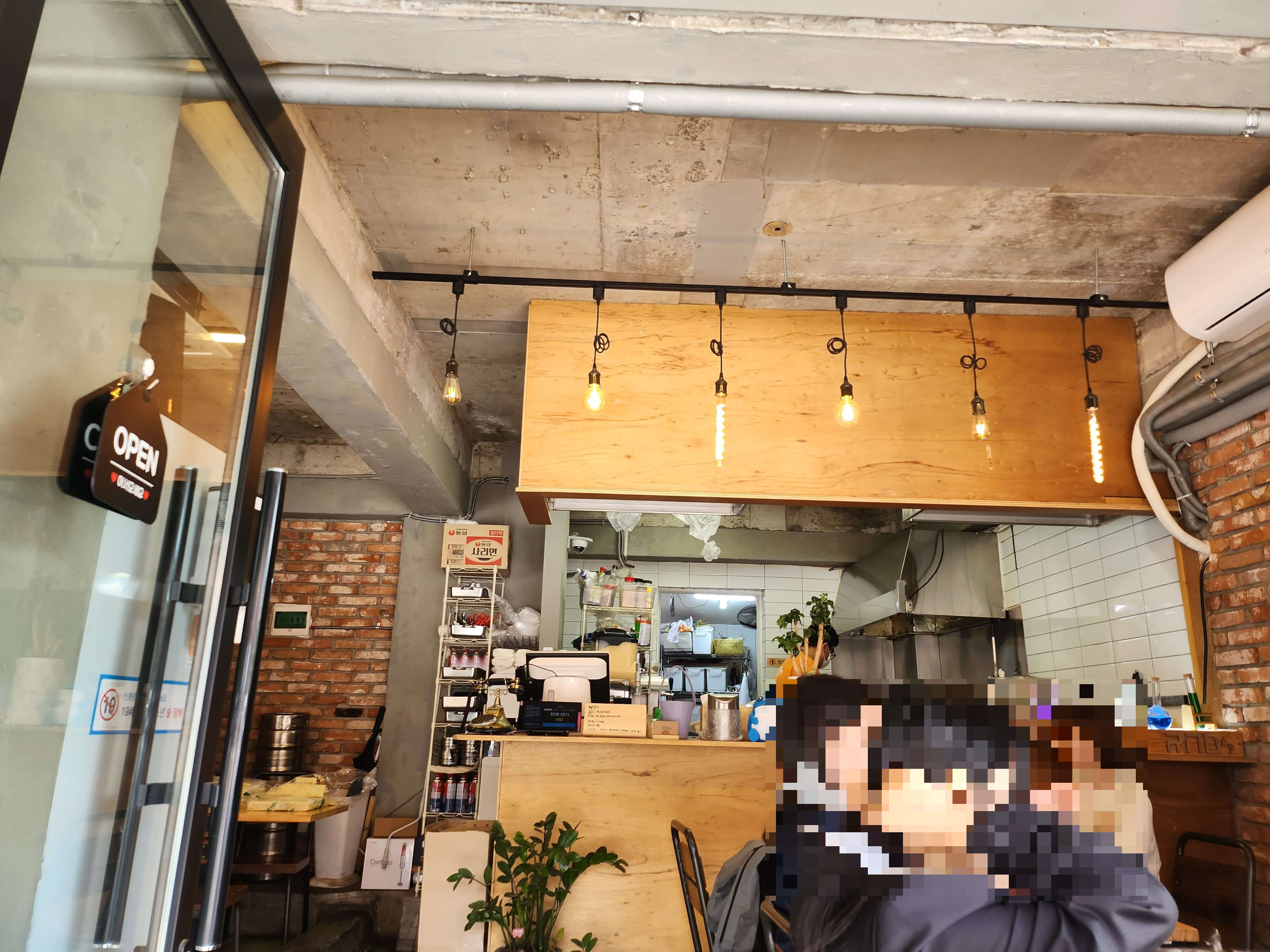 행궁동 맛집 알앤디69실내 사진