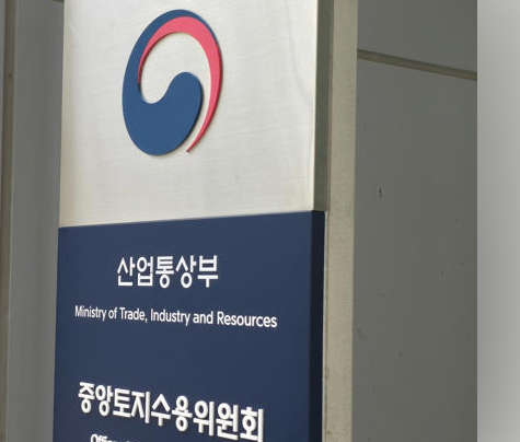 "데이터만 주면 보안은 책임진다?" - 제조업 AI 전환(M.AX)의 화려한 청사진과 현실적 과제