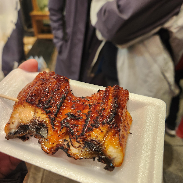 알맞게 구어진 장어 구이가 스티로폼 용기 위에 올려져 있다.