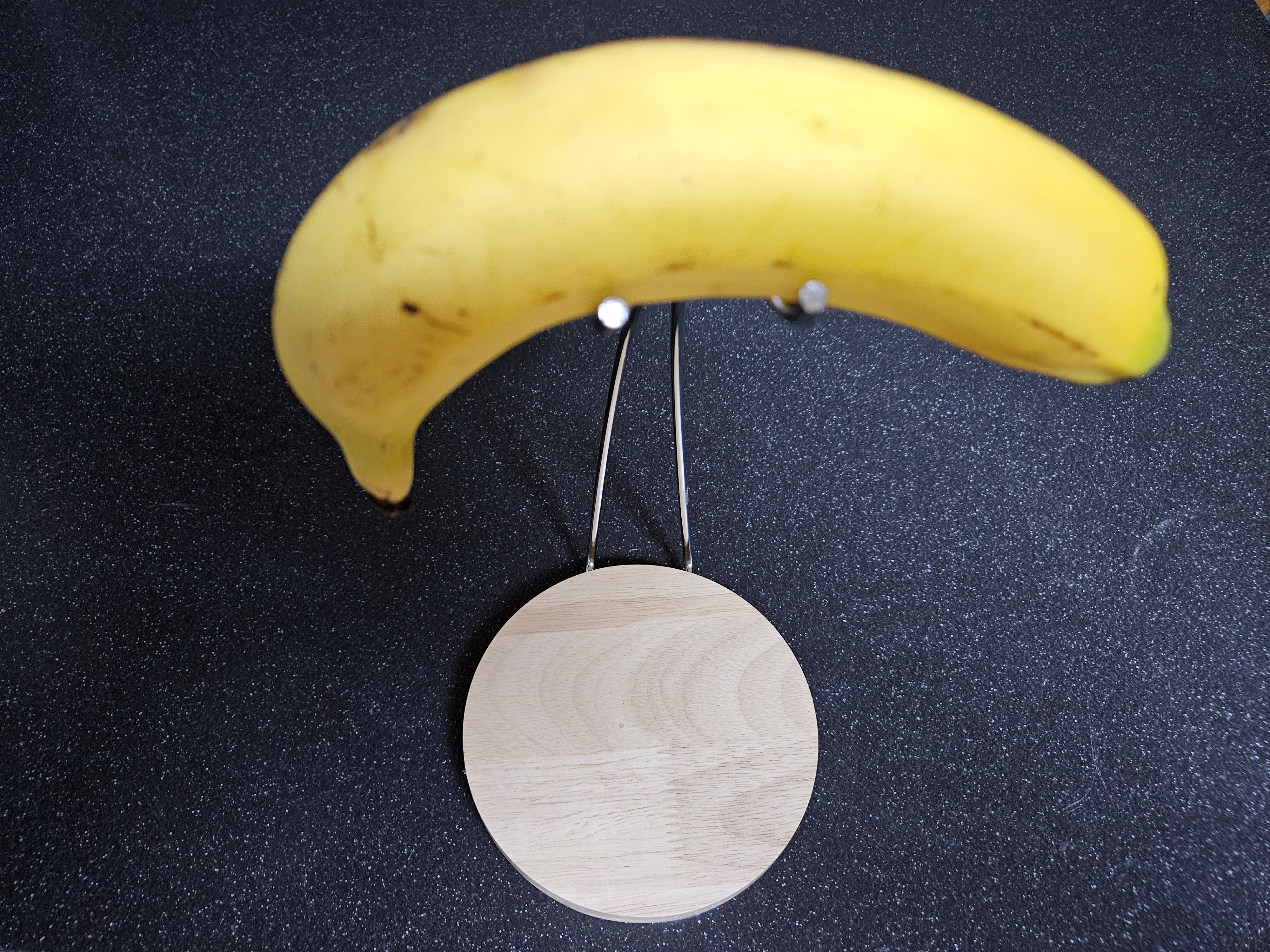 바나나걸이-위에-얹어진-바나나-한송이