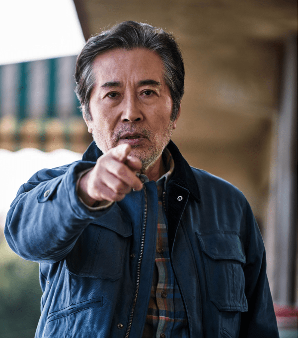 집주인-김덕수가-누군가를-가리키는-장면