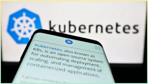 로고 앞의 화면에 컨테이너 통합 시스템 쿠버넷의 웹 페이지가 있는 휴대폰 휴대폰 디스플레이의 왼쪽 위에 포커스를 둡니다. 수정되지 않은 사진