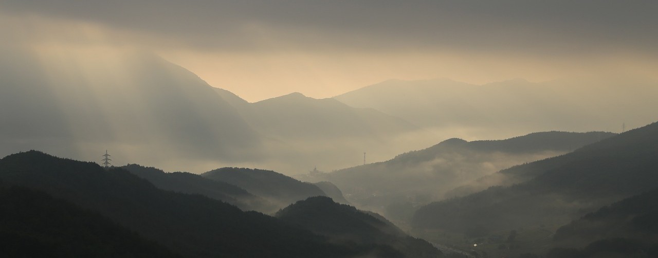 명산 새벽 여명