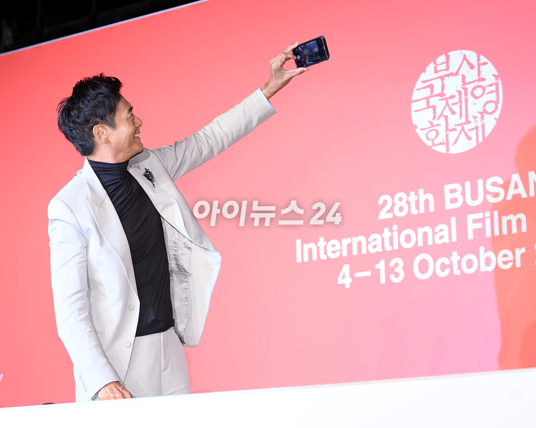 배우 주윤발(저우룬파)이&nbsp;5일 오후 부산광역시 해운대구 우동 KNN타워에서 진행된 제28회 부산국제영화제 공식 기자회견에 참석해 포토타임을 갖고 있다. [사진=정소희 기자]