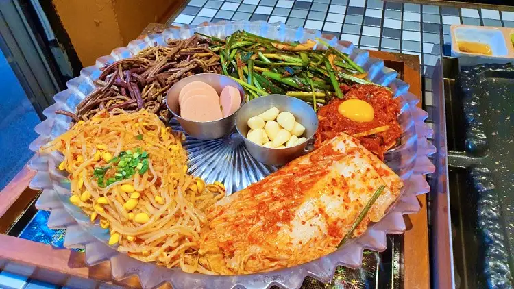 토요일은 밥이좋아 레트로 열풍 냉삼 파채, 콩나물무침, 부추무침, 구워먹는 고사리에 냉동삼겹살 맛있는 식당 연남동 맛집 추천 토밥즈 방송정보