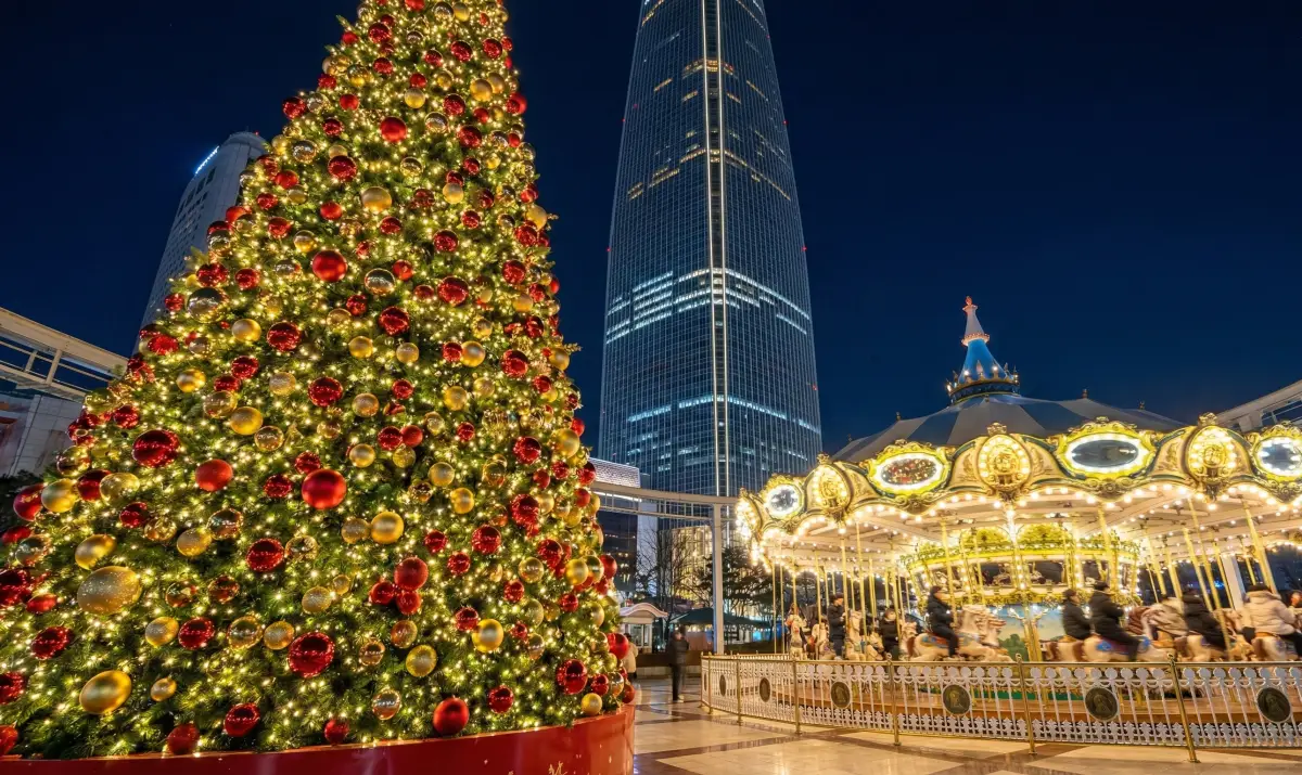 잠실 롯데월드타워 아레나 광장에 설치된 초대형 크리스마스 트리와 회전목마