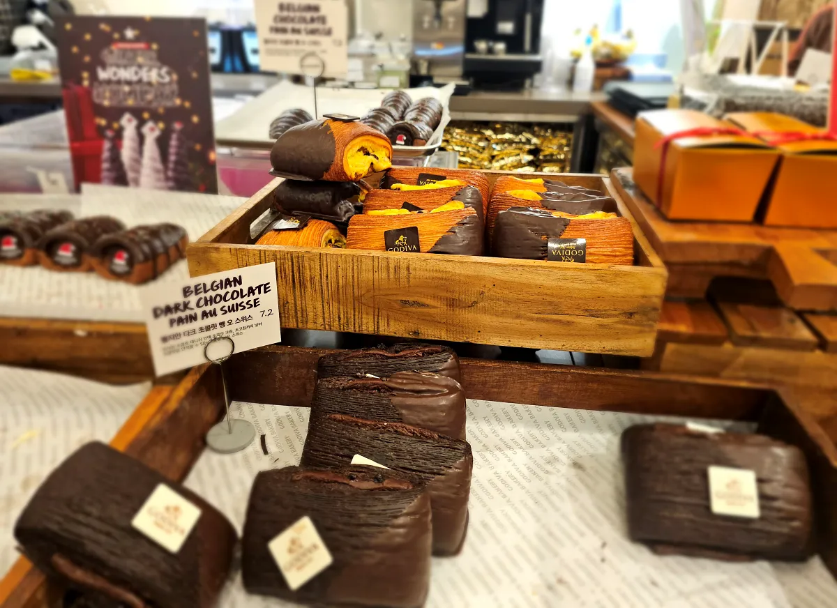 여의도-더현대서울-백화점-고디바베이커리-진열빵