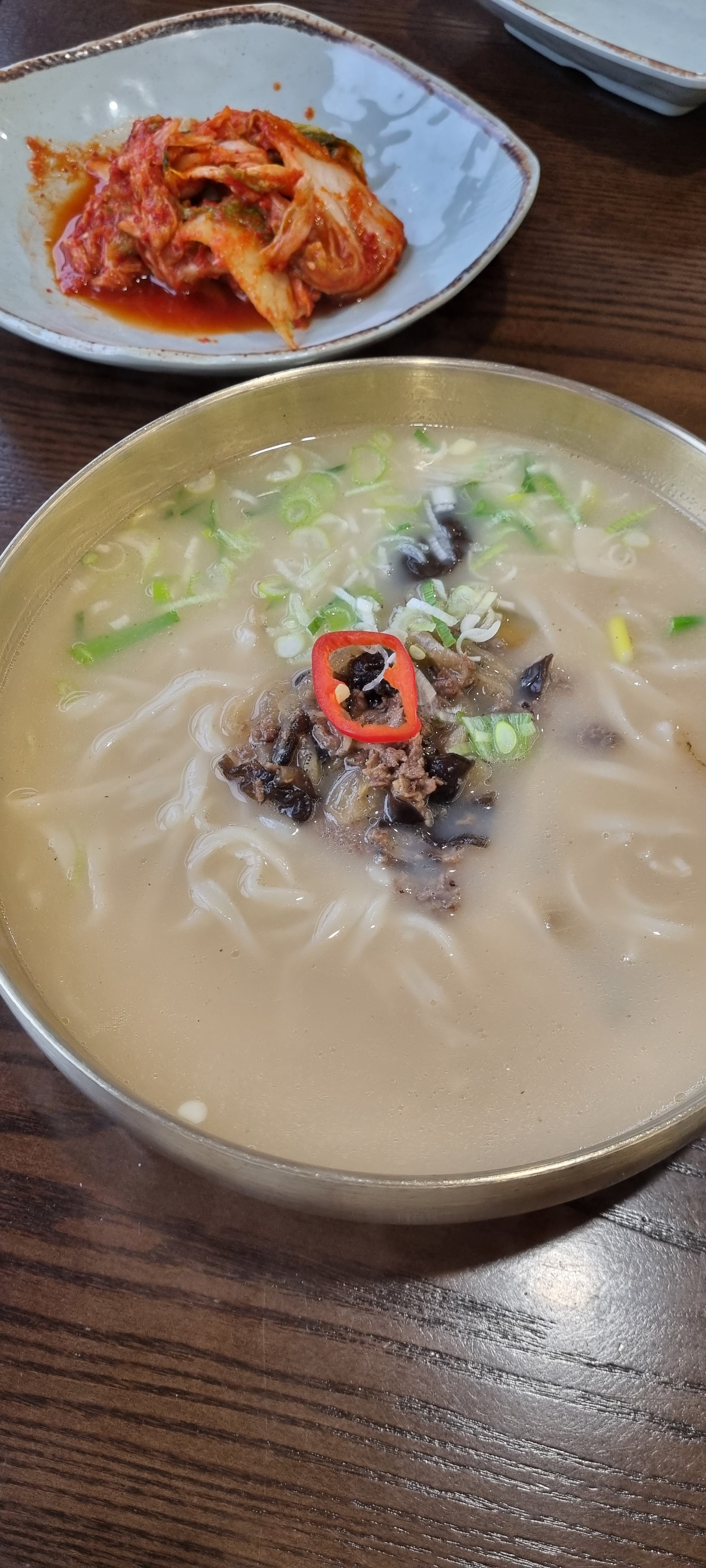 사골 육수 진한 칼국수 맛집 &lt;밀곳&gt;
메뉴