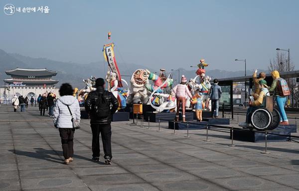 '2022 서울빛초롱축제'가 열리고 있는 광화문광장. 한 달 더 연장되어 1월 말까지 더욱 다양해진 작품들을 만나볼 수 있다. ⓒ김아름