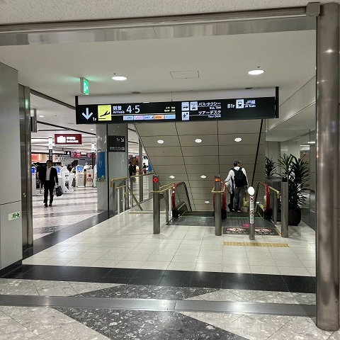 신치토세 공항 국내선 광장에서 승차장 내려가는 에스컬레이터