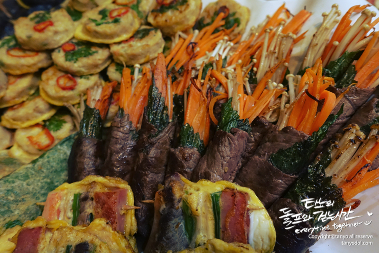 타뇨의셀프웨딩 타뇨 돌프 타뇨의돌프와걷는시간 부케 부토니에 목화부케 겨울부케 겨울결혼식 결혼식 한복드레스 한복 웨딩드레스 한복웨딩드레스 웨딩족두리 셀프웨딩 결혼준비 셀프웨딩메이크업 셀프웨딩헤어 웨딩브로치 면사포 쪽머리 다음블로거 구글애드센스 구글블로거 티스토리 파워블로그 이바지음식 답바지음식 전굽기 예쁜전 모듬전 자매전집 고기산적꼬치 깻잎완자전 표고완자전 버섯전 호박완자전