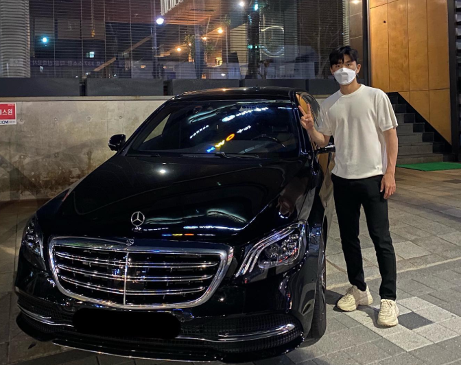 황인범과 마이바흐 S클래스 / 사진=황인범 SNS
